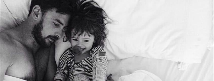 dad-and-daugher-reading