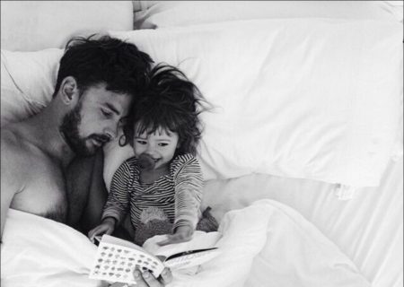 dad-and-daugher-reading