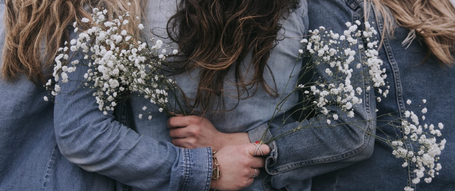 siblings-hugging