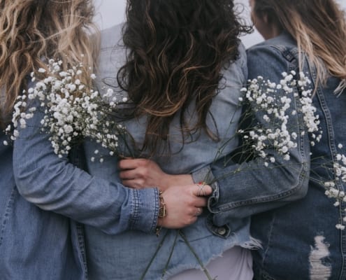 siblings-hugging