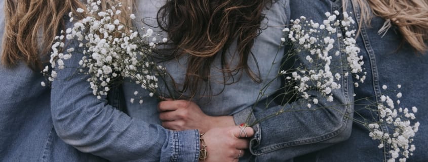 siblings-hugging