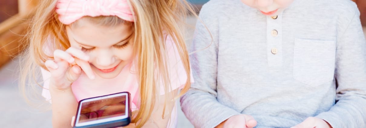children-on-smartphones