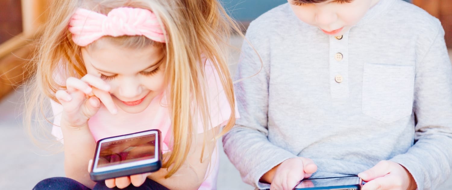 children-on-smartphones