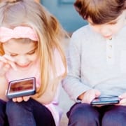 children-on-smartphones