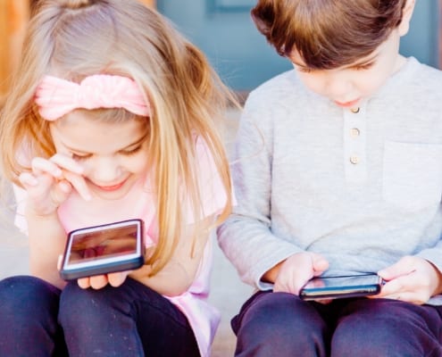 children-on-smartphones