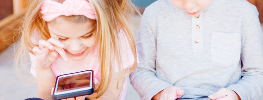 children-on-smartphones