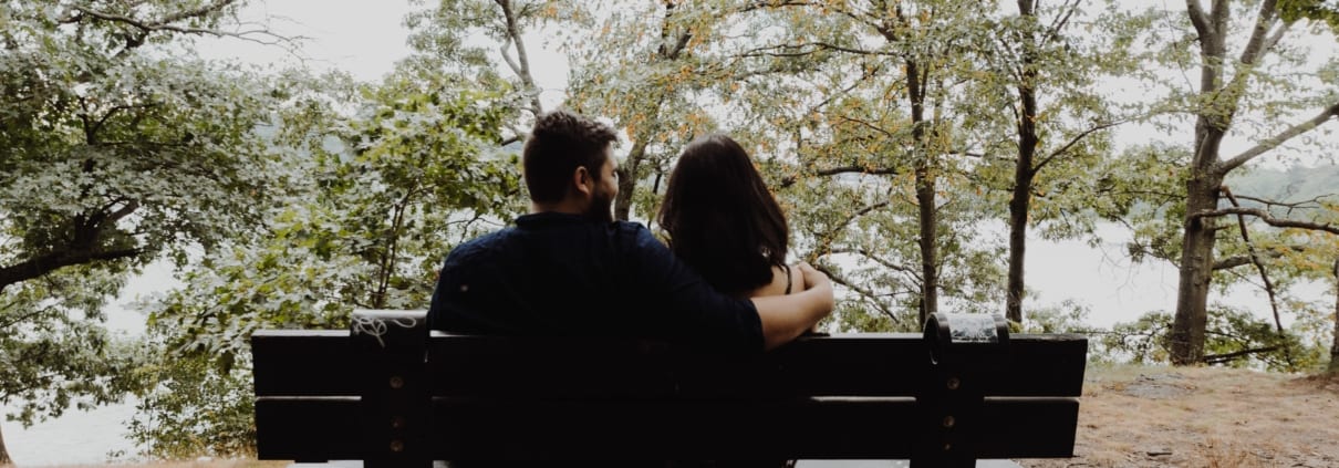 couple-on-park-bench