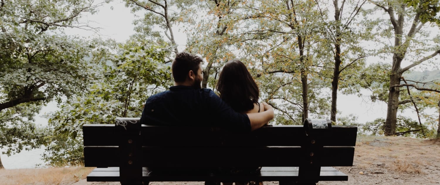 couple-on-park-bench