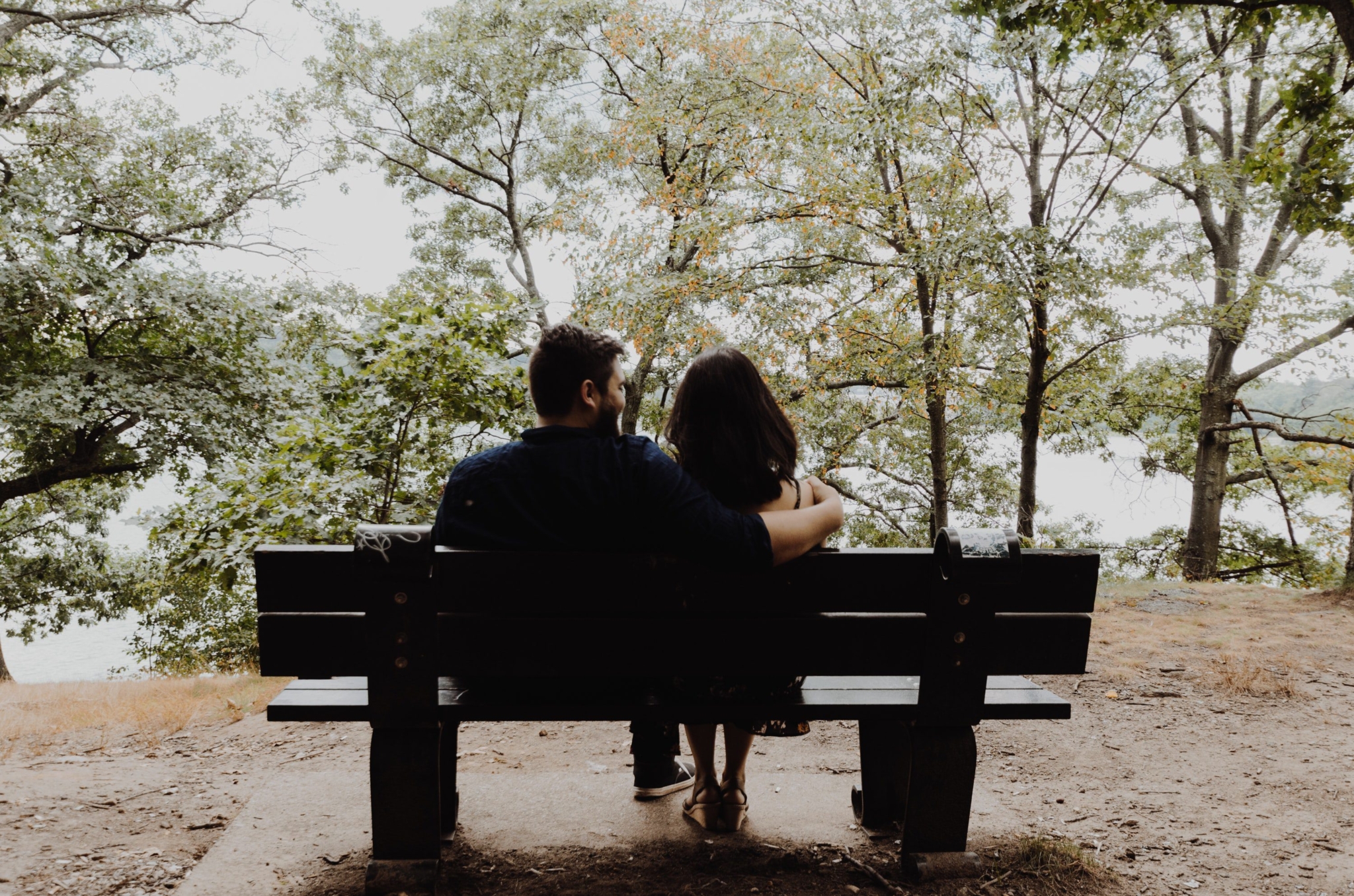 couple-on-park-bench