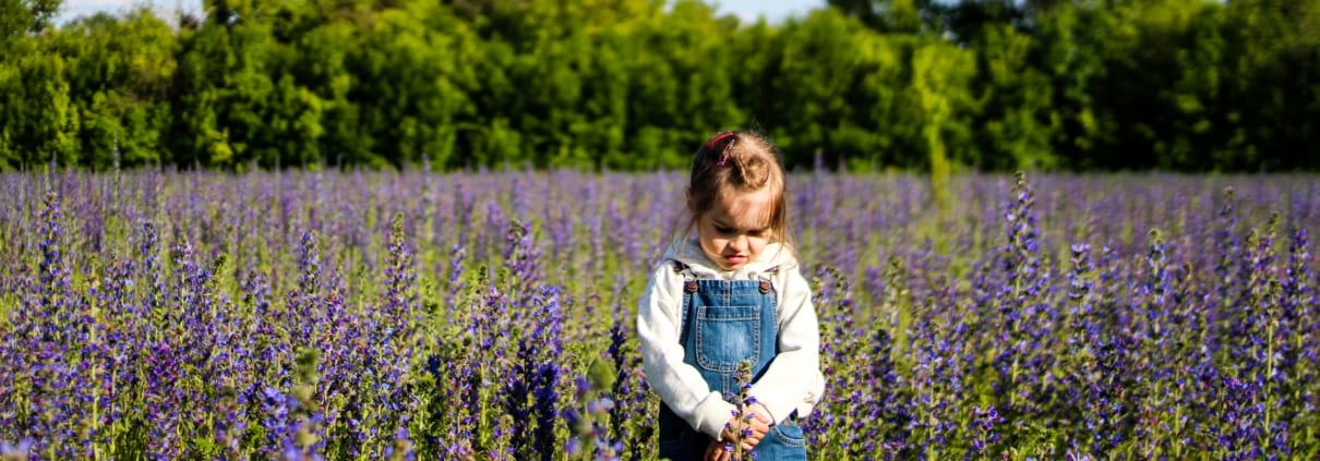 child-alone-in-field