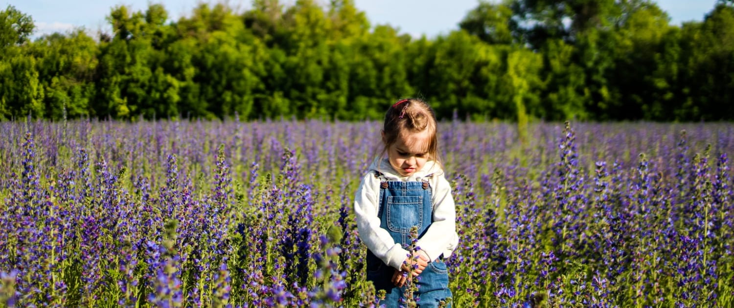 child-alone-in-field