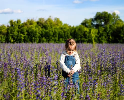 child-alone-in-field