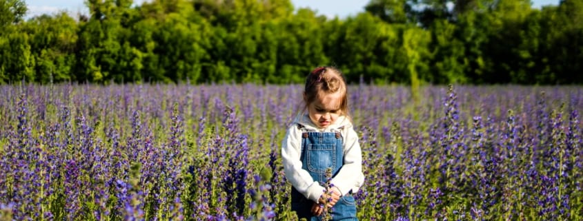 child-alone-in-field